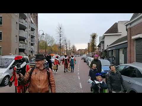 Zwarte Pieten lopen achteraan mee met de optocht in Uden.